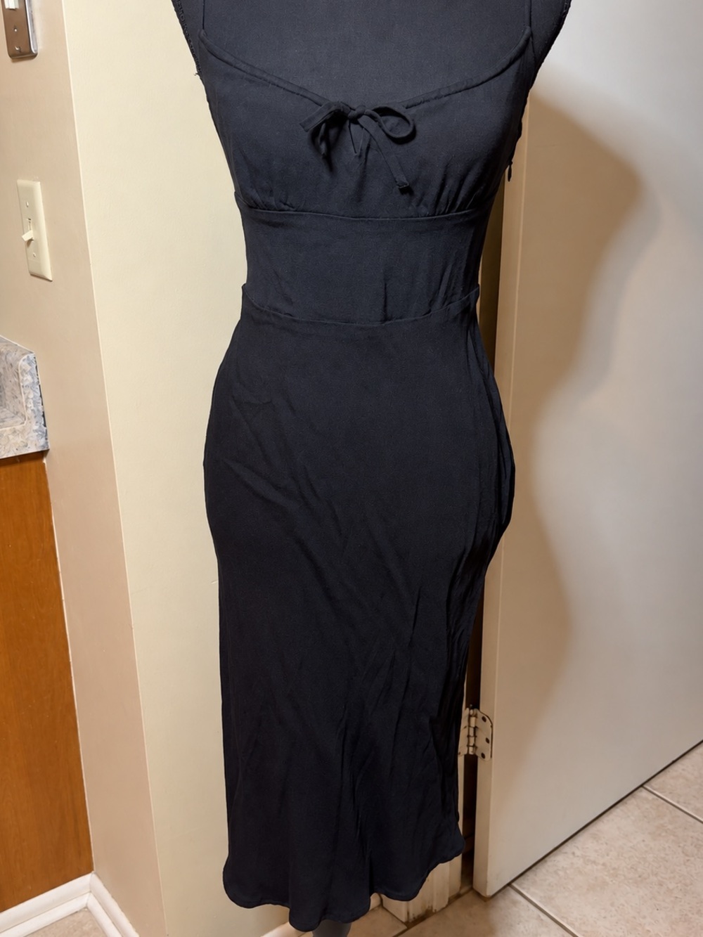 Aritzia Wilfred Bellow Midi Dress Black Ruched Smocked Size 4